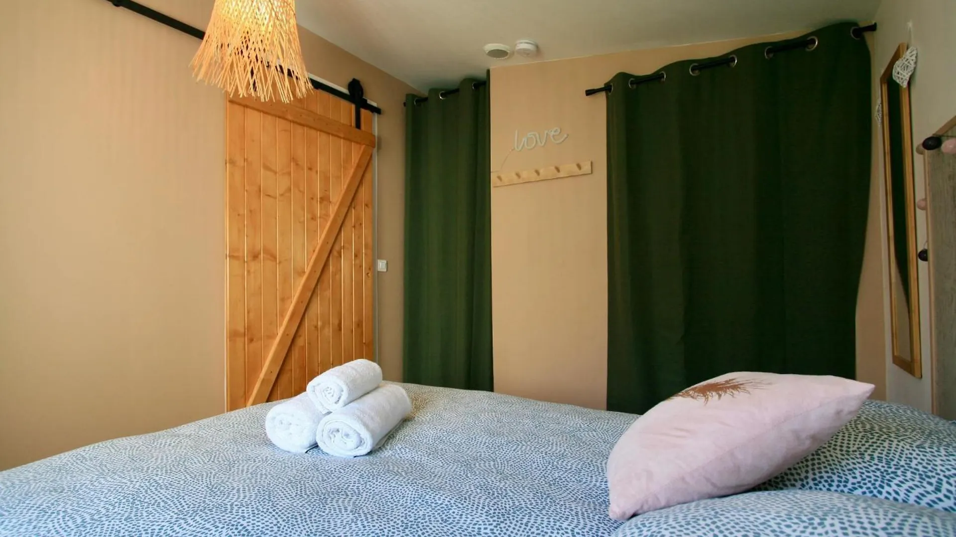 Tiny Harmony - Logement Confortable Avec Jardin Et Jacuzzi Prives Pres D'Aix En Provence Venelles 0*,  Frankrig